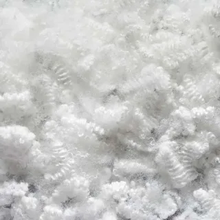 نمای نزدیک الیاف پلی‌استر پرزدار سفید