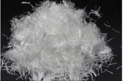 Polyethylene Fiber 500X500 1 نمای نزدیک از الیاف PE در بتن به صورت رشتههای سفید پراکنده در مخلوط بتنی